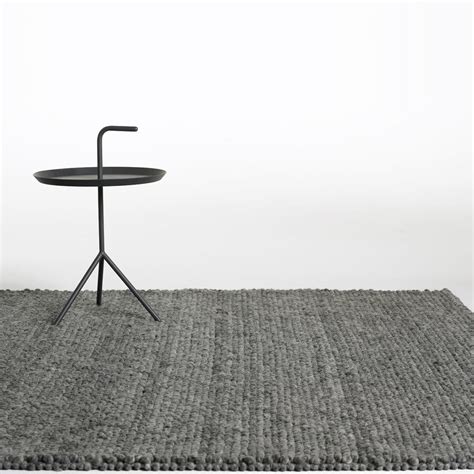 Et baderomsspeil med landlig preg som harmonerer med servantskapene i. HAY - Peas gulvteppe, 300×200 cm, Medium grey ...