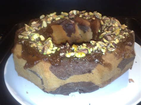 La ciambella fondente senza bilancia è perfetta per la colazione o per la merenda. Ricetta Ciambella variegata al cioccolato fondente | Dolcidee
