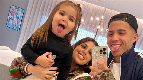 El álbum De Fotos De La Esposa Y La Hija De Enzo Fernández