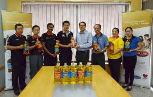 Listed of other person or this has met the bursa malaysia securities berhad main market listing requirements which requires nearest of one third of the board to be independent directors. SOPB sponsors cooking oil for school food sale | Sarawak ...