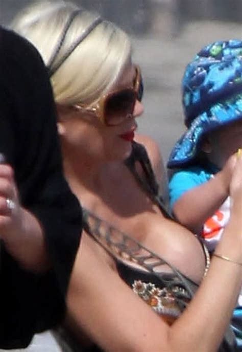 Tori Spelling Bravely Takes Her Wonk Boobs To The Beach ThBlog