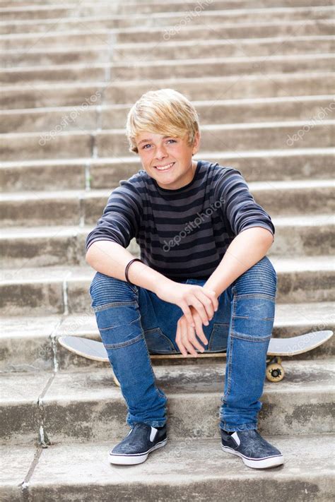 Tiener Jongen Zittend Op Skateboard ⬇ Stockfoto Rechtenvrije Foto Door