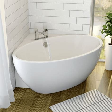 About half the size of a traditional tub, a corner tub efficiently fills that awkward corner space, and can work. The 25+ best Corner bathtub ideas on Pinterest | Corner ...