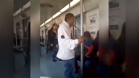 Vídeos Así reaccionan las mujeres cuando ven a un hombre en sus vagones exclusivos en el Metro