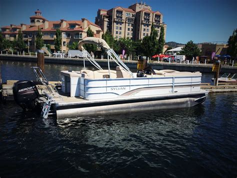 You can literally get lost on it. 22′ Pontoon 2014 Boat Rental - Kelowna Boat Rentals