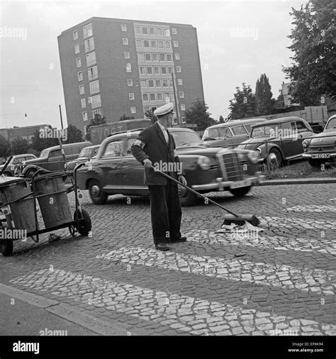 Die Männer Der Straßenreinigung Bei Ihrer Arbeit In Hamburg Deutschland 1960er Jahre Men Of