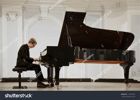 Konzert In Der Rachmaninov Halle Des Moskauer Stockfoto 117047965