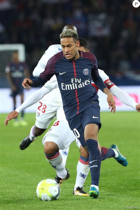 Neymar is now psg's talisman as mbappe gets his ucl groove back. Neymar Jr. lors du match de Ligue 1 PSG - OL (2-0) au Parc ...