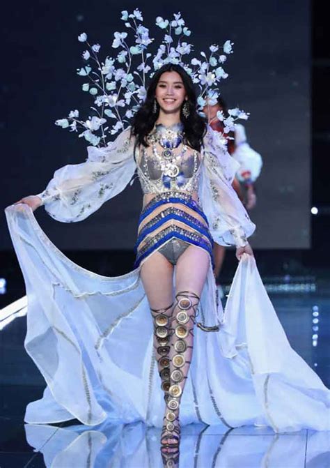 chinese model ming xi falls at victoria s secret fashion show steals show with grace uinterview