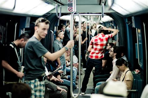 Vendredi 16 avril 2021, une vidéo postée sur instagram dans laquelle une femme est poussée dans les escaliers d'une bouche de métro par un inconnu a été visionnée plusieurs milliers de fois. Le métro comme comptoir | À Découvrir