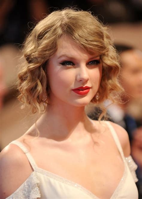 Taylor Swift Long Curly Hairstyle With Side Swept Bangs Hairstyles Weekly