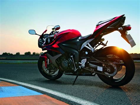 For 2007 honda puts innovative performance within the grasp of every sport rider with the groundbreaking new cbr600rr a machine that vaporizes (.) CBR 600 RR 2007 - SPORTIVES - Galeries photos - MOTOPLANETE
