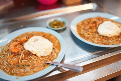Char kway teow (translated literally as fried flat noodles ), is a popular noodle dish in singapore and malaysia. 5 places to find the best halal char kuey teow in KL