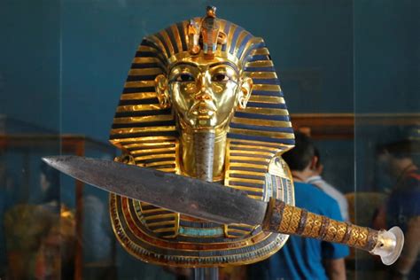 Mystery Surrounding Tutankhamuns Space Dagger Made Of Metal From A