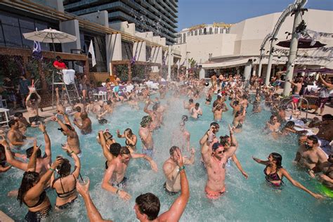 D Js Swim Briefs 25 Coladas In Vegas The Partys At The Pool The New York Times
