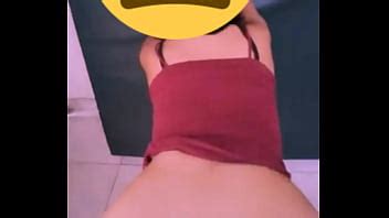 Chica tocándose en el sillón Video Porno HD PornoZorras