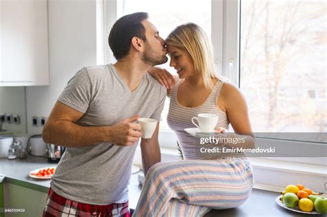 Couple Romantique Bénéficiant De Café Et Romance Le Matin Weekend Photo