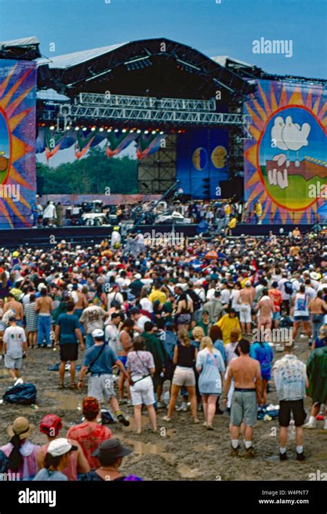 Saugerties New York Usa August 1994massive Crowds Fill The Muddy
