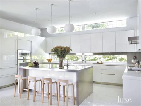 Modern kitchen backsplash ideas for cooking with style. Window backsplash | White modern kitchen, Contemporary ...