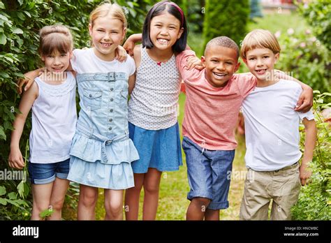 Interracial Grupo De Niños Como Amigos En El Jardín Fotografía De Stock Alamy