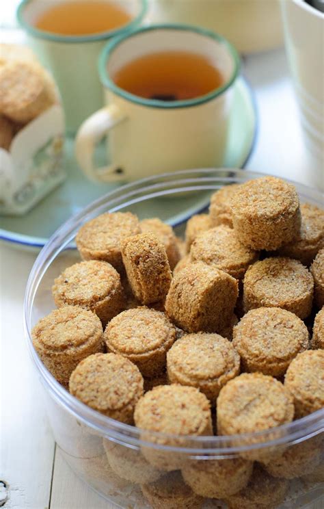 (untuk lebih sedap dan biskut yang rasa wangi , goreng sendiri kelapa yang dimesin ) 1 sudu teh esen vanila. Biskut Kelapa Cina - Lisa's Lemony Kitchen