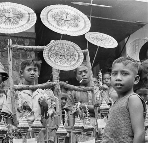 Selain terkenal karena keanekaragaman rumah adatnya, negara indonesia juga memiliki baju adat yang tidak kalah mengagumkan. Gambar Rumah Adat Jawa Hitam Putih - Rumah Adat Indonesia