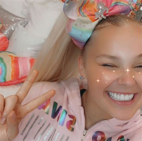 jojo siwa says people drive by her house to shout out very mean things