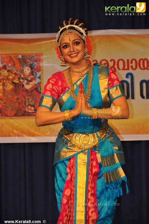 Manju Warrier Dance Performance Guruvayoor Photos00 023 Dance Poses Bharatanatyam Poses