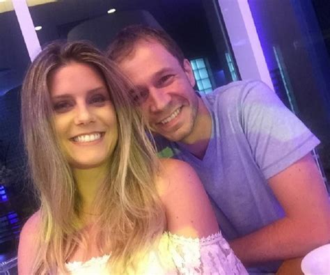 Daiana garbin, esposa de tiago leifert, mostra o rosto da filha pela primeira vez. Tiago Leifert conta como cultiva a relação e diz que prefere ficar com a esposa a sair com os ...