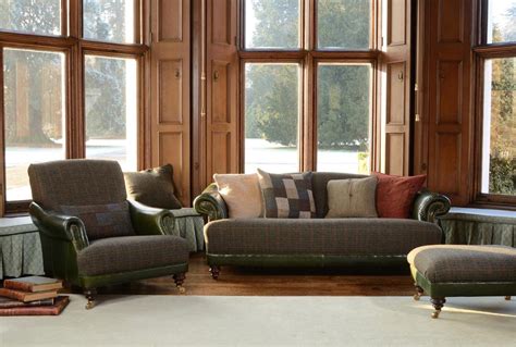 مكان واحد ، لتحقيق أحلام الأميرات الصغيرات. Tetrad Taransay Petite Sofa