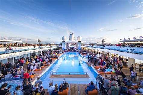 Reiseziele der mein schiff flotte. 2.500 Gäste schwammen auf der TUI Cruises Schlagerwelle ...