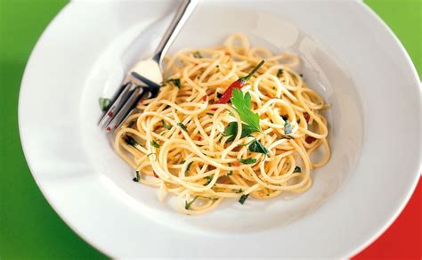 Pelate gli spicchi di aglio, divideteli a metà 2 e togliete l'anima (la parte verde centrale di. Spaghetti aglio, olio e peperoncino • Rezept • GUSTO.AT