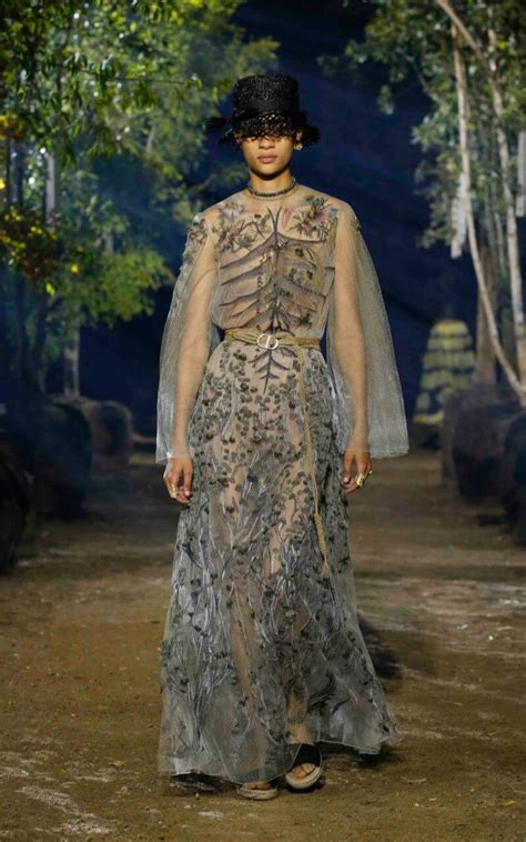 Jul 01, 2021 · volto dei profumi chanel dal 2019,. Dior Abiti Da Sera 2019 / Christian Dior Fall Winter 2018 ...