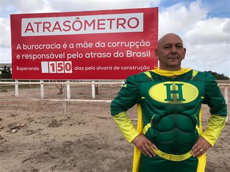 Patriota que luta pelo brasil. Luciano Hang inaugura placa do "Atrasômetro" - Diário de ...