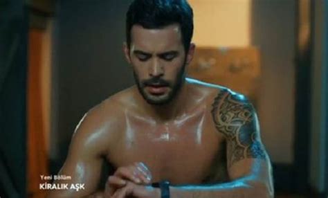 Hak ve adalet mücadelesini büyük bir özgüven ile yürüten kıbrıs türkleri, kuzey kıbrıs türk cumhuriyeti cumhurbaşkanlığı seçimlerinde büyük bir demokr. Barış Arduç'un çıplak hali sosyal medyayı fena salladı