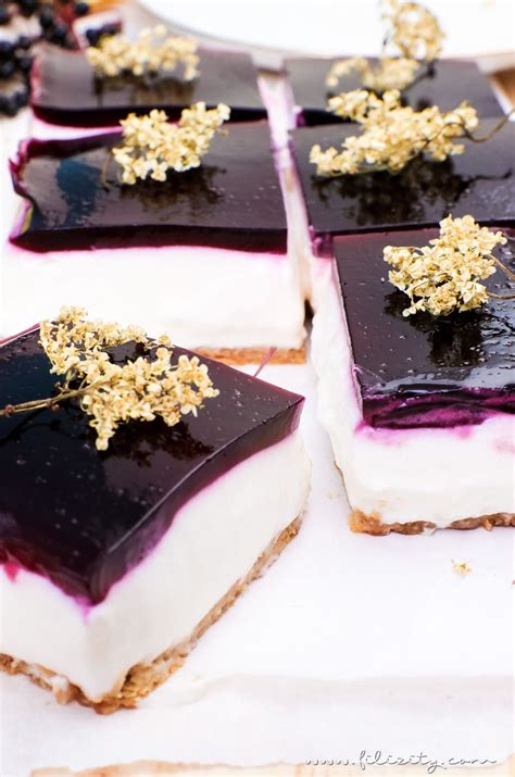 Und ob der kuchen später auch wirklich so schmeckt, wie man es sich vorstellt. No bake Holunderbeeren-Torte (Holunder-Quark-Schnitten ...