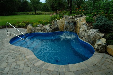A natural pool setting creates a oasis in the midst of a busy neighborhood. Small Swimming Pool Design for Your Lovely House - HomesFeed