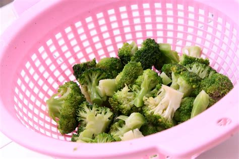 Slowly stir in carrots, celery, and tarragon, and continue cooking another 5 minutes, or until carrots are tender. How to Boil Broccoli (with Pictures) - wikiHow