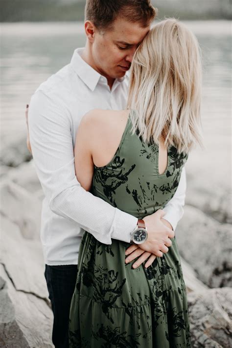 What To Wear For Your Engagement Session For Intimate And Romantic Engagement Photos