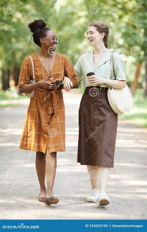 Deux Jeunes Femmes Souriantes Dans Le Parc Image Stock Image Du