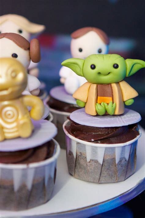 Den kuchen kurz ruhen lassen dann auf ein gitter stürzen und auskühlen lassen. Star Wars Supreme | Star wars cake, Star wars cupcakes ...