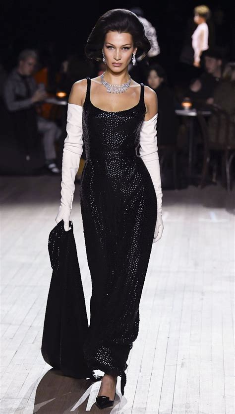 Bella Hadids Best Runway Looks Pics