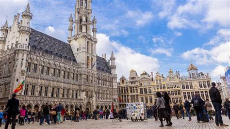 Einige zimmer verfügen über einen südbalkon oder eine terrasse das restaurant im haus am meer verfügt über holzbalken und einen offenen kamin. L'hôtel de Ville de Bruxelles s'illuminera aux couleurs ...