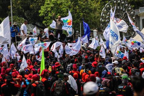 Foto Ini Tuntutan Buruh Yang Demo Di Hari Kerja Layak Internasional