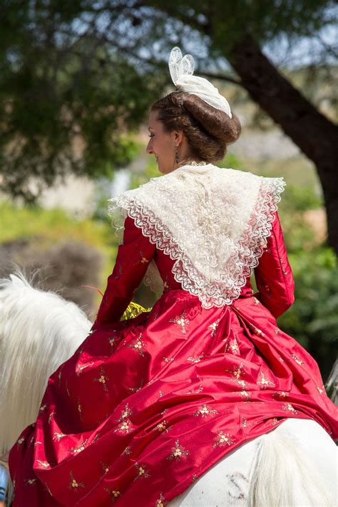 Arlésiennes | Arlésienne, Costume traditionnel, Histoire du costume