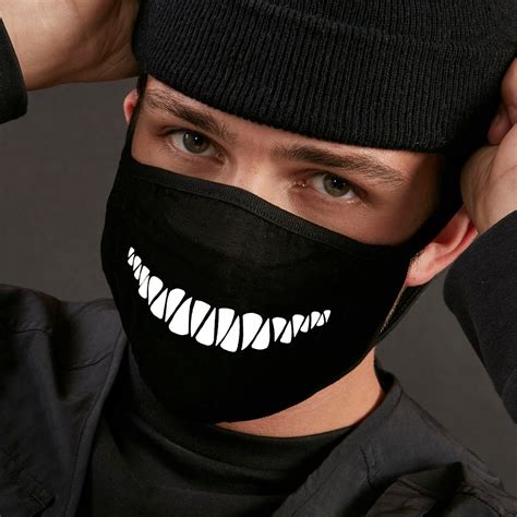 Zwarte mondkapjes passen namelijk overal goed bij en leent zich goed voor zowel meer formele als sportieve gelegenheden, zonder in strijd te. Zwart Mondkapje Evil Smile - Snel thuisbezorgd | 1001CAPS