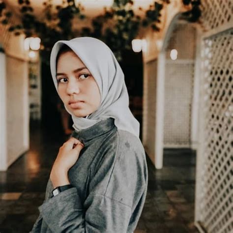 Natural Beautiful Indonesian Hijab Girl Setahunbaru