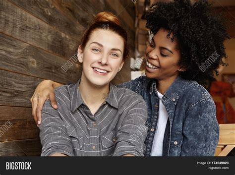 Lesbianas interraciales jóvenes Neree