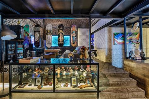 The scratcher is an untrained tattooist who may be artistically gifted but rarely bothers sterilizing his instruments. » QG Tattoo studio by ARCHETYPE Design Studio, Chengdu - China
