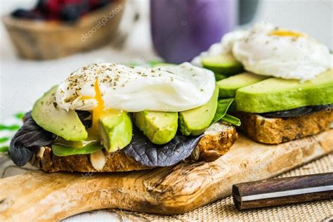 Healthy Sandwich With Avocado And Poached Eggs — Stock Photo